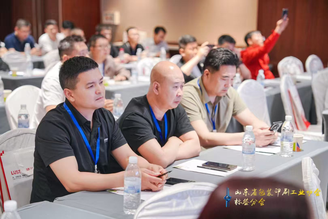 与会代表认真聆听、积极交流,现场氛围热烈。